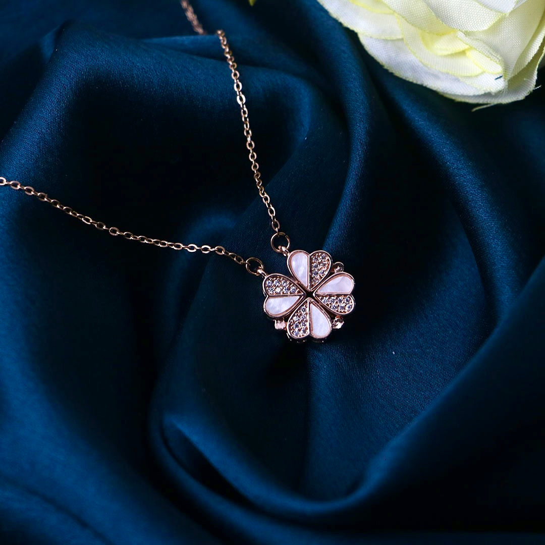 Clover Magnetic Necklace White